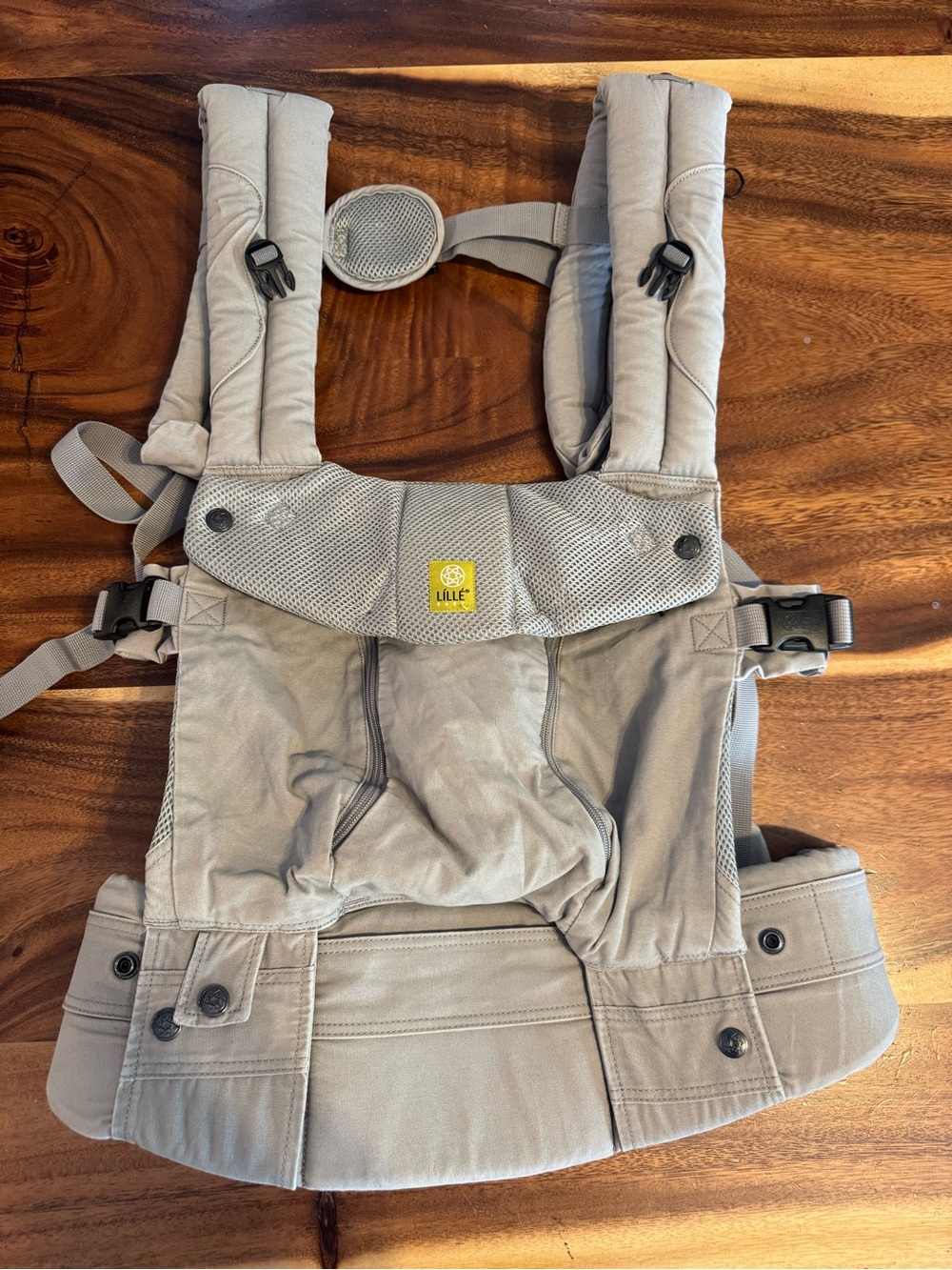 LILLEbaby Carrier in Light Gray